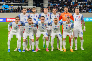 HLV Francesco Calzona chốt danh sách cầu thủ đội tuyển Slovakia tham dự Euro 2024. Khám phá đội hình chính thức, những ngôi sao sáng giá và chiến thuật hứa hẹn tạo nên bất ngờ. Cập nhật tin tức mới nhất về sự chuẩn bị và kỳ vọng của Slovakia tại giải đấu năm nay.